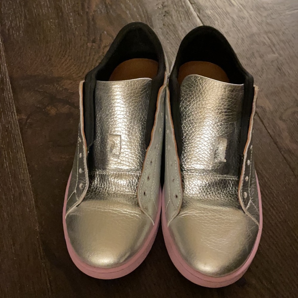 André Assous - Silver Sneakers with lavender soles - Picture 2 of 7